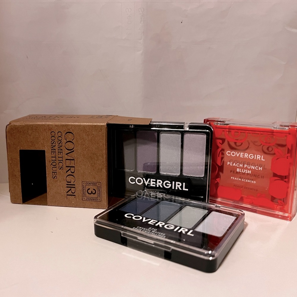CoverGirl EyeEnhancers 4 Kit Shadows Crystal Waters (270)with peach punch blush